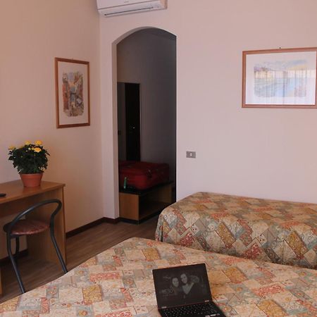 Aries Hotel Lesa Ruang foto