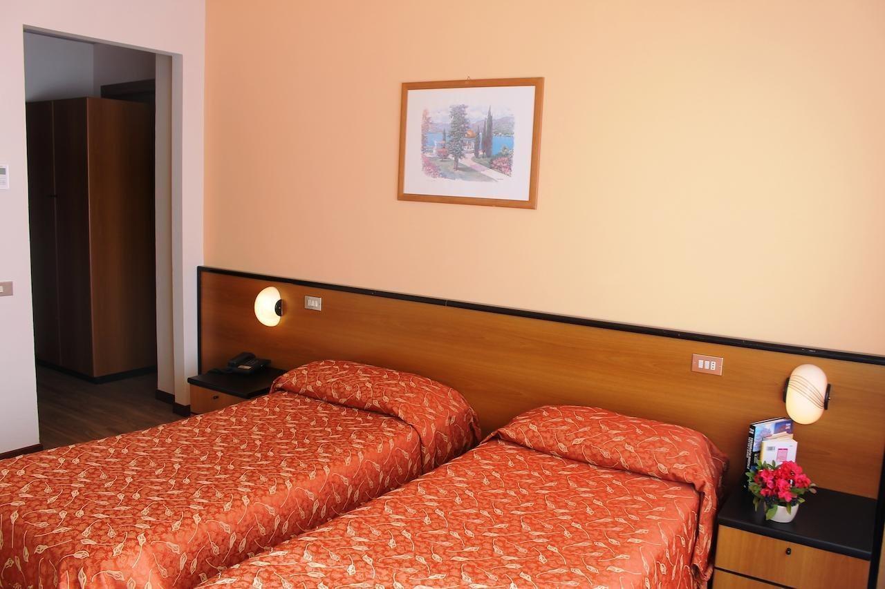 Aries Hotel Lesa Bagian luar foto