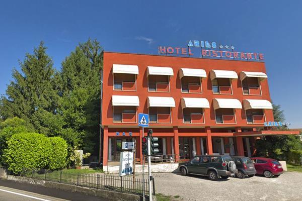Aries Hotel Lesa Bagian luar foto