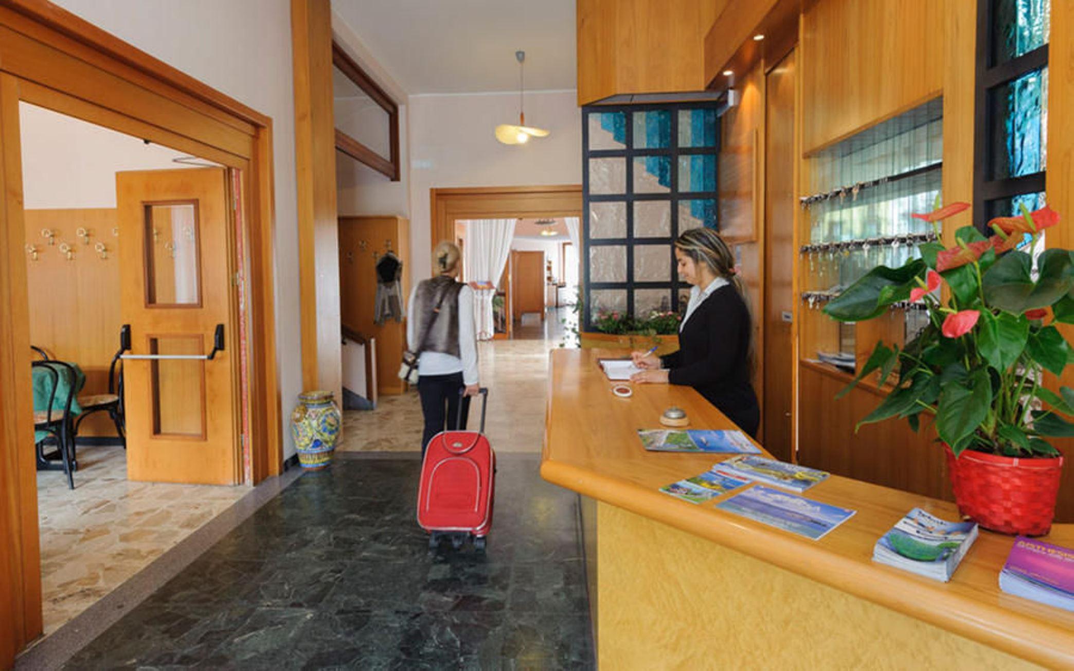 Aries Hotel Lesa Bagian luar foto
