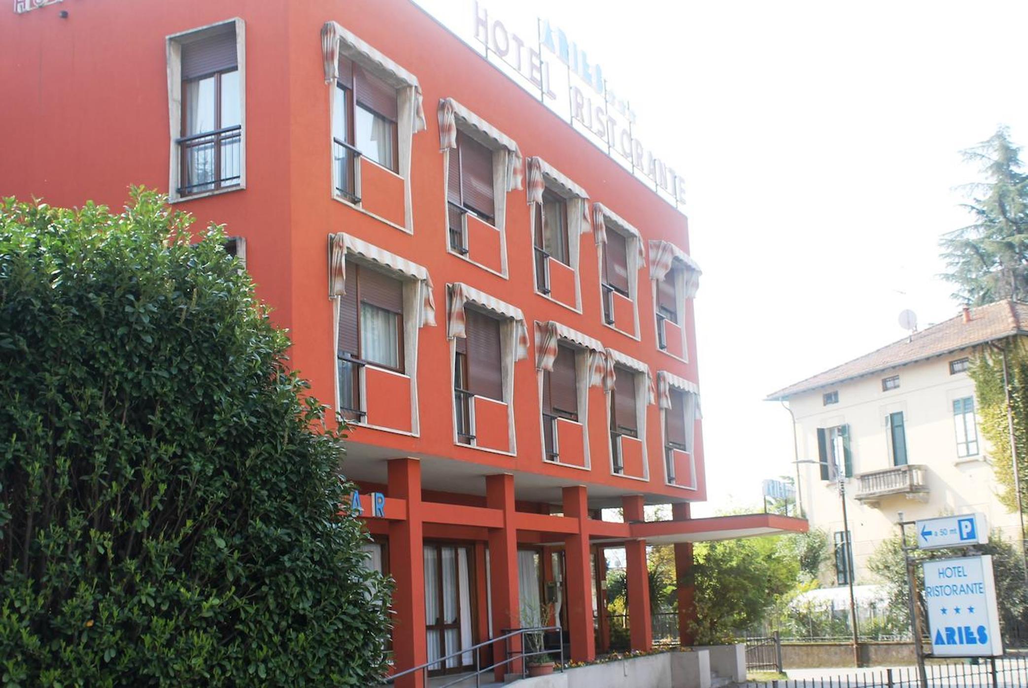 Aries Hotel Lesa Bagian luar foto