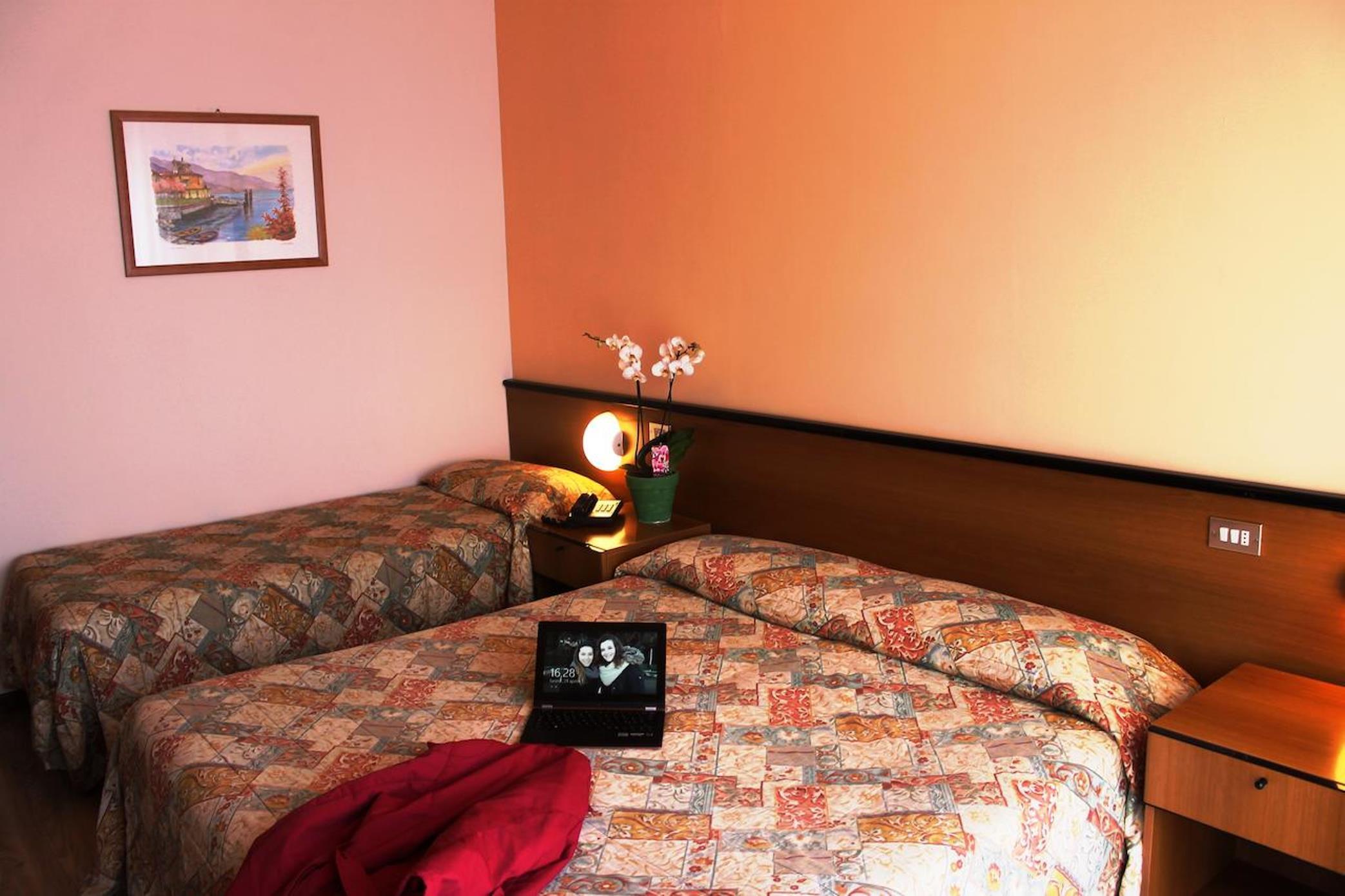 Aries Hotel Lesa Bagian luar foto