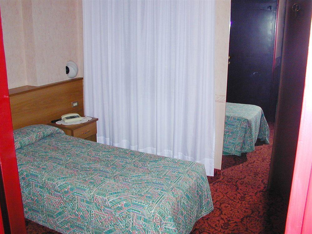 Aries Hotel Lesa Bagian luar foto