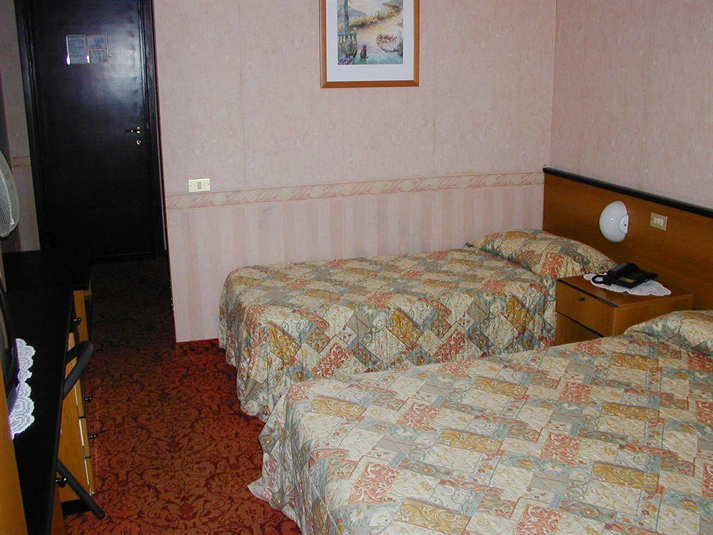 Aries Hotel Lesa Bagian luar foto
