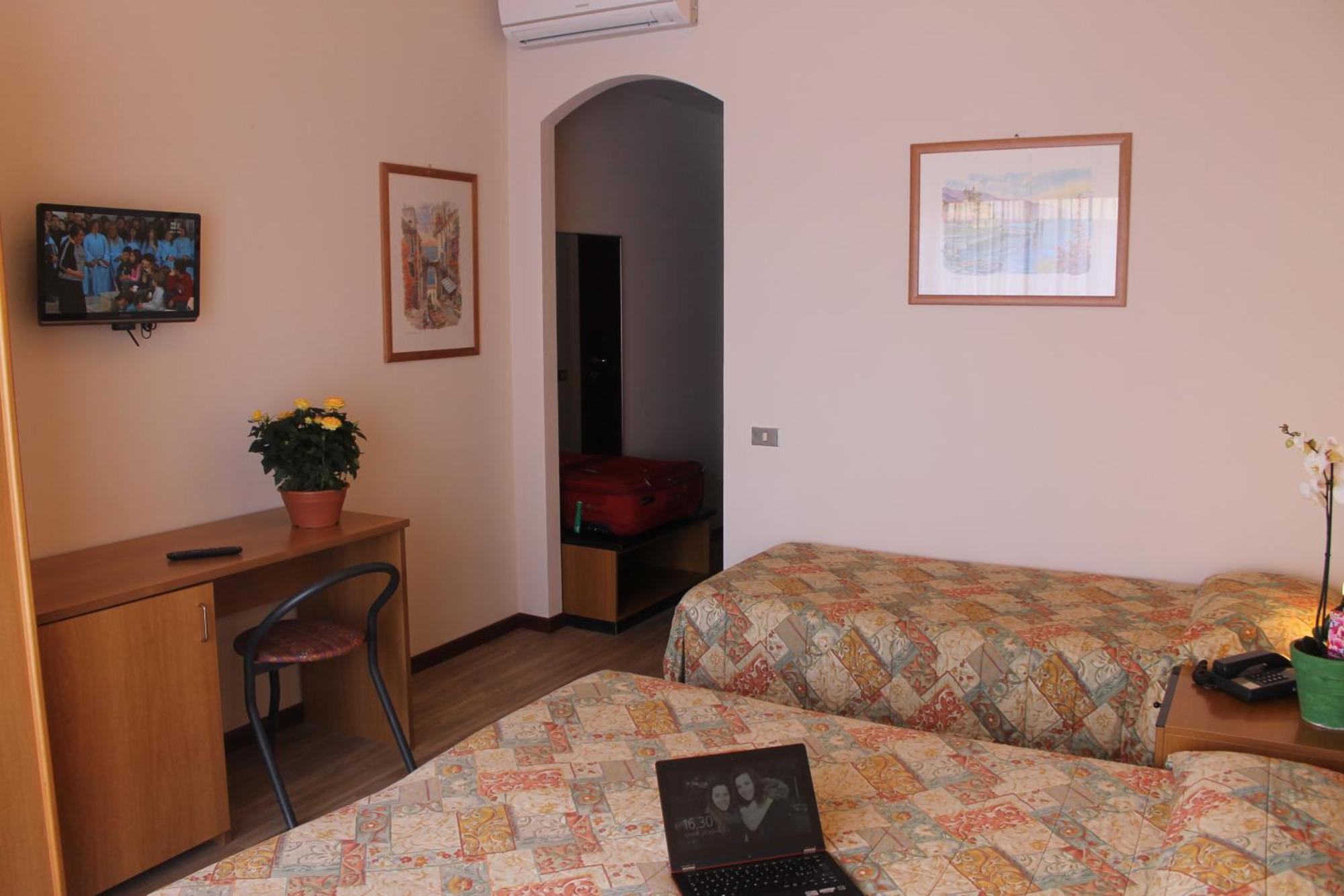 Aries Hotel Lesa Ruang foto