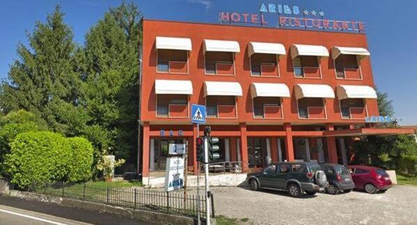 Aries Hotel Lesa Bagian luar foto