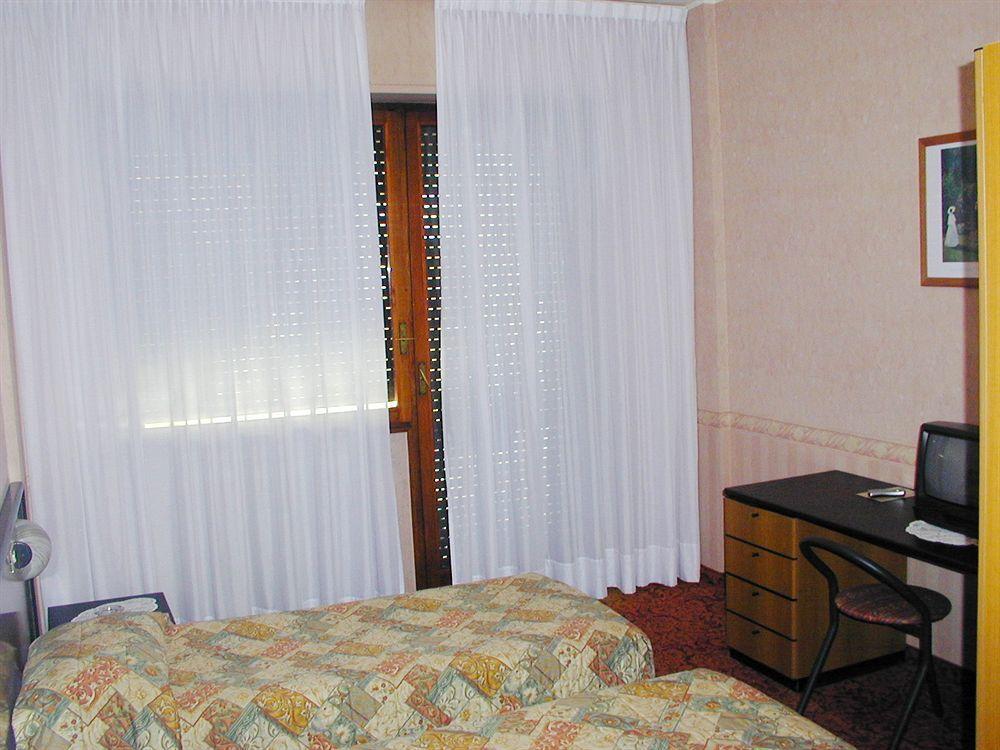 Aries Hotel Lesa Bagian luar foto