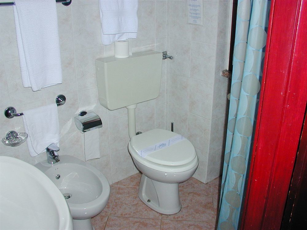 Aries Hotel Lesa Bagian luar foto