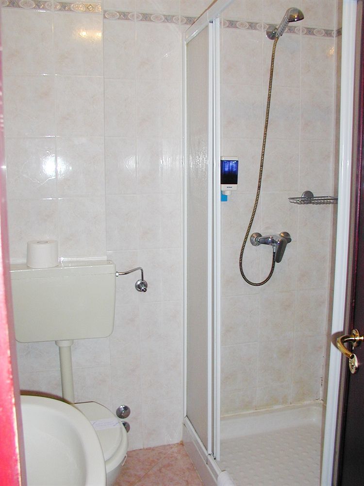 Aries Hotel Lesa Bagian luar foto