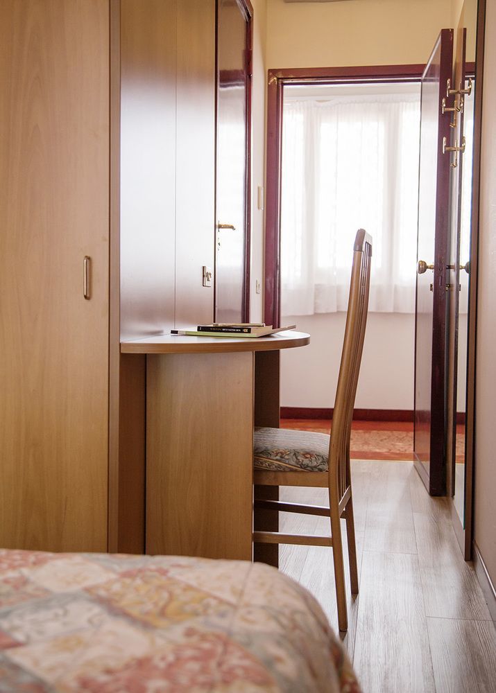Aries Hotel Lesa Bagian luar foto