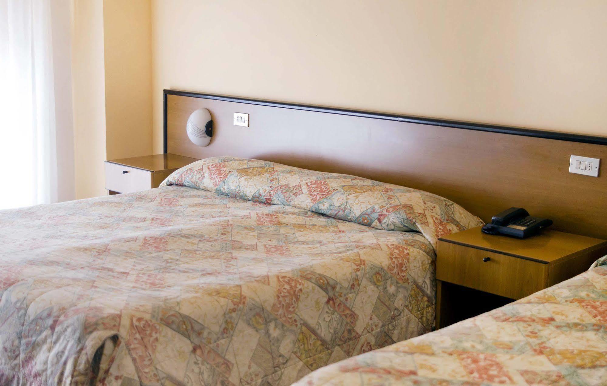 Aries Hotel Lesa Bagian luar foto