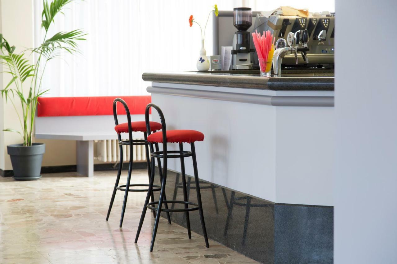 Aries Hotel Lesa Bagian luar foto