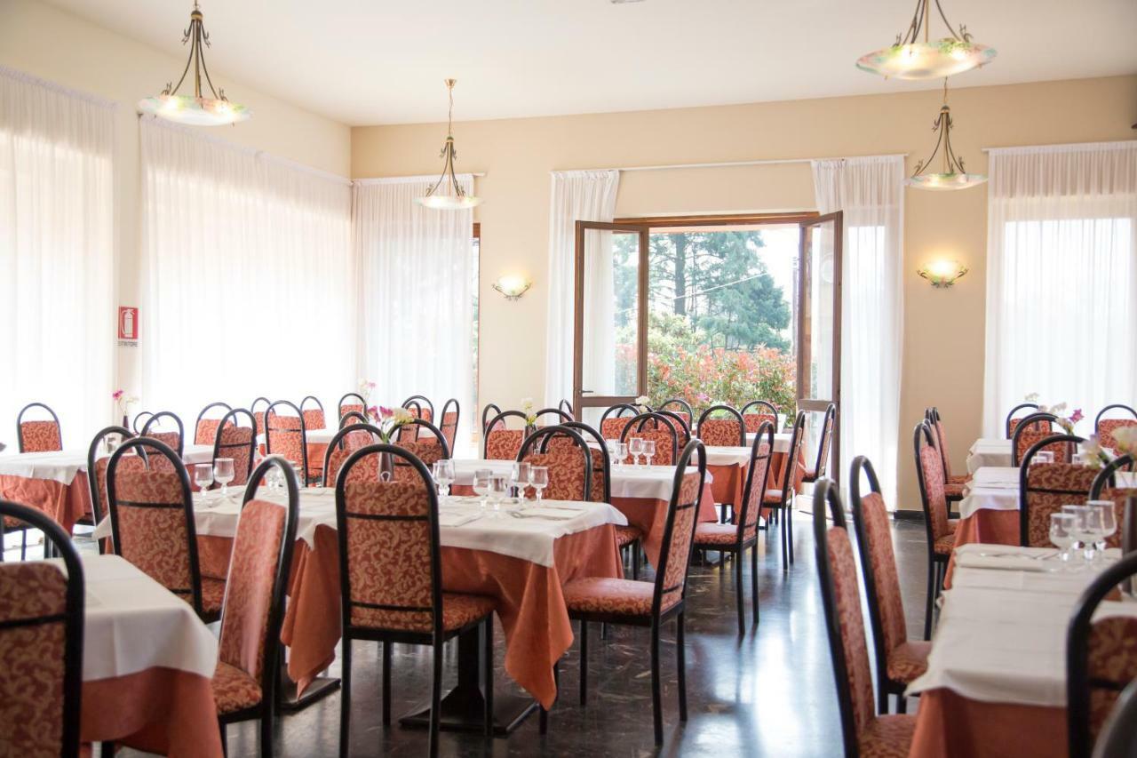 Aries Hotel Lesa Bagian luar foto