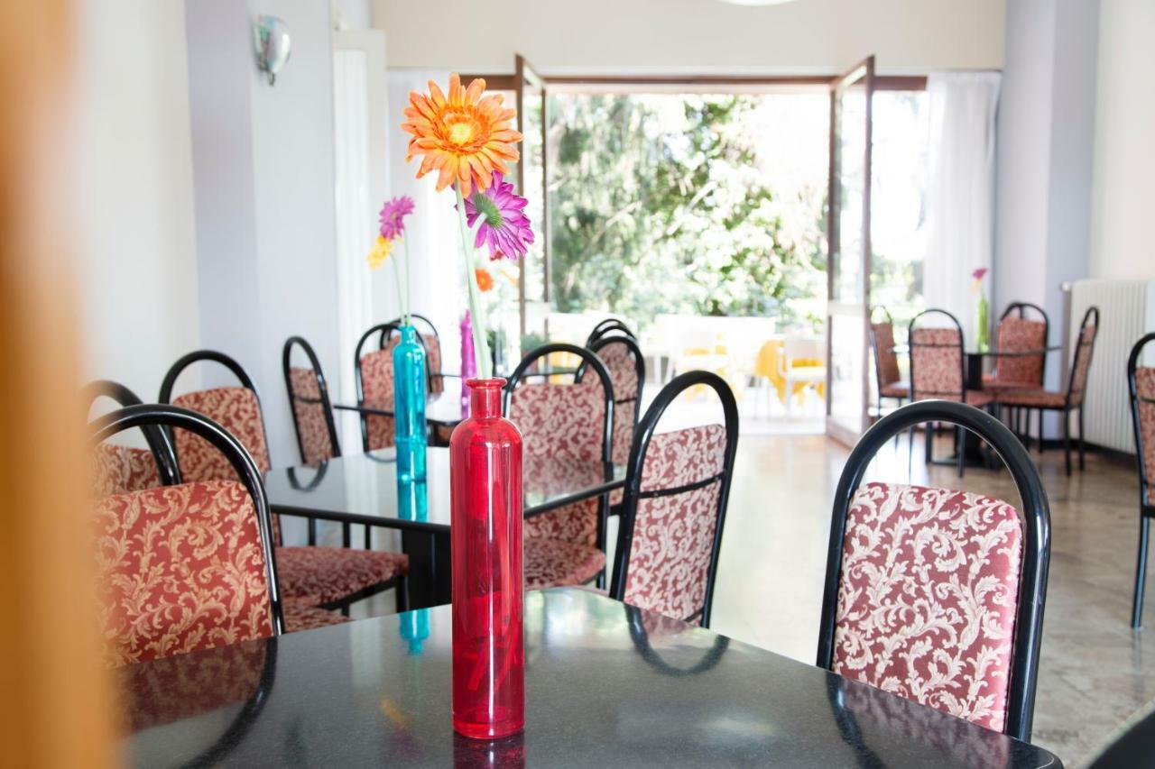 Aries Hotel Lesa Bagian luar foto