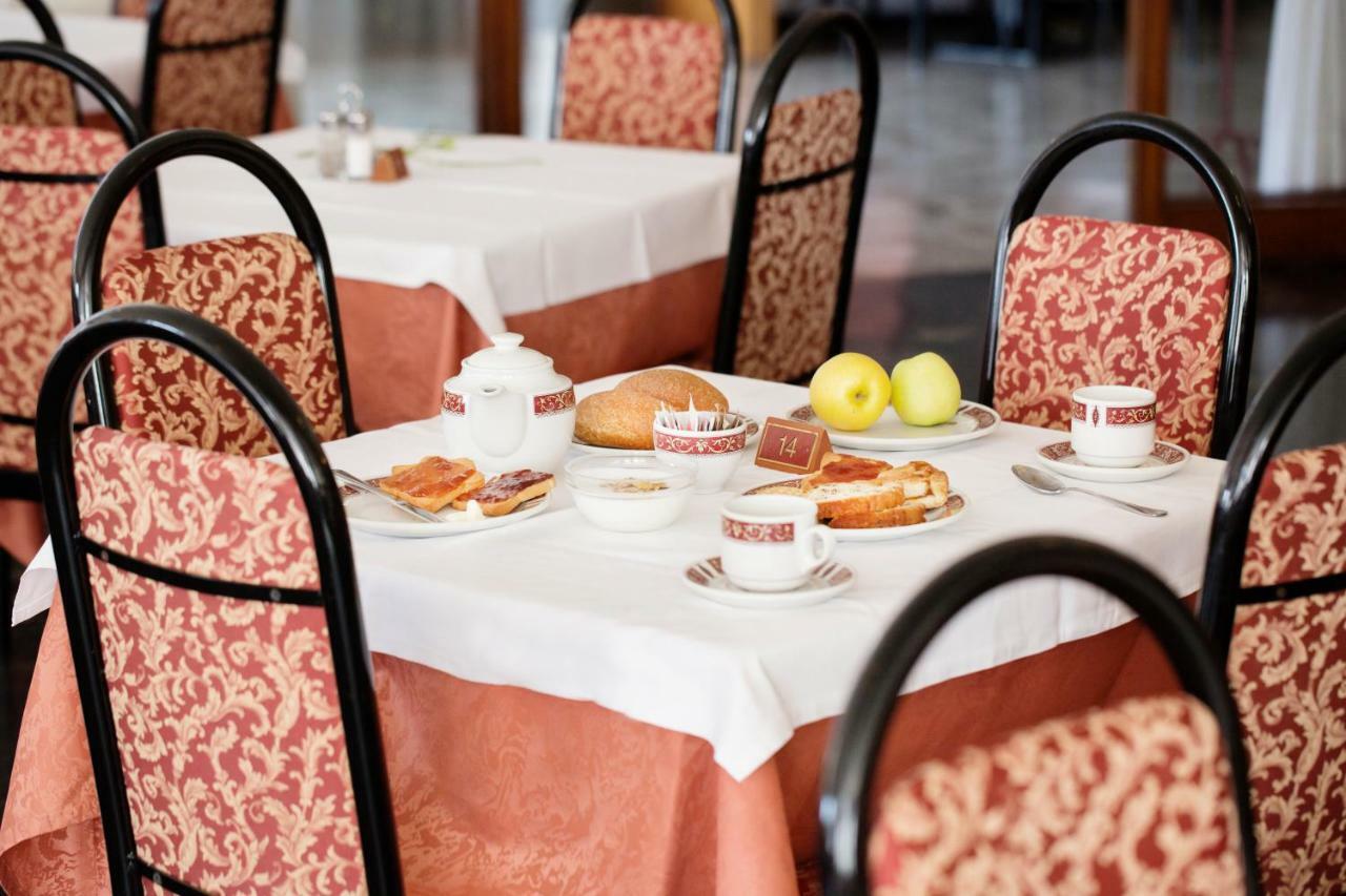 Aries Hotel Lesa Bagian luar foto