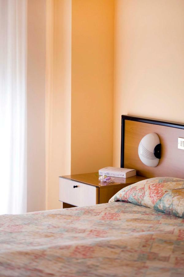 Aries Hotel Lesa Bagian luar foto