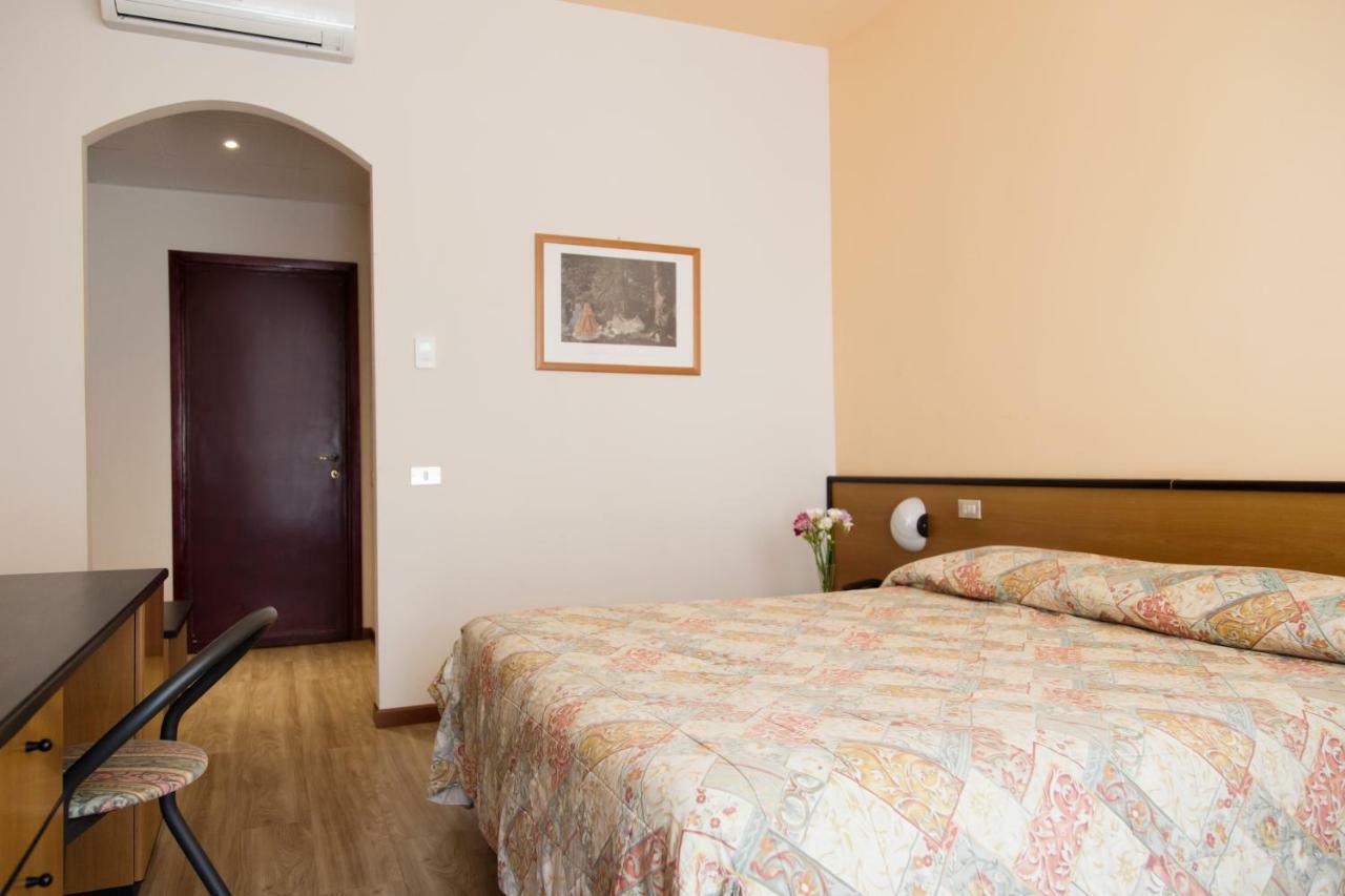 Aries Hotel Lesa Bagian luar foto