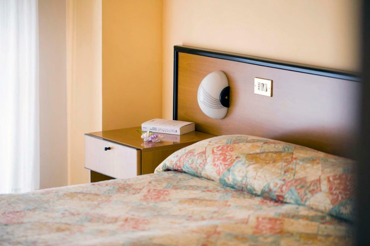 Aries Hotel Lesa Bagian luar foto
